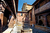 Castell'Arquato (Piacenza) - il piccolo chiostro capitolare della Collegiata. 